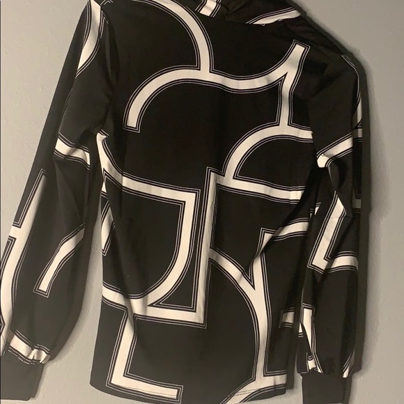 Black stretchy H&M BLOUSE! 🖤🤍 - Picture 8 of 8